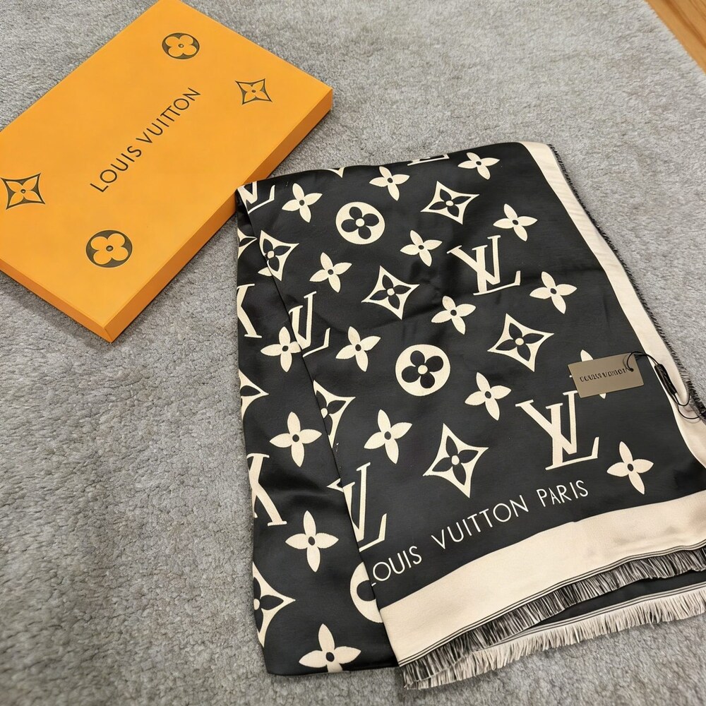 Louis Vuitton Black Ivory Monogram Signature Wrap - Picture 2 of 4